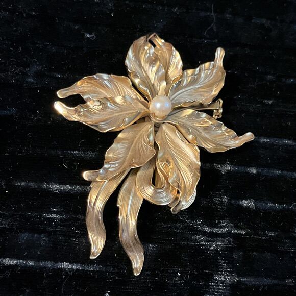 Vintage Goldtone Stylized Textured Flower Brooch W/ Genuine Cultured Pearl - Picture 1 of 7